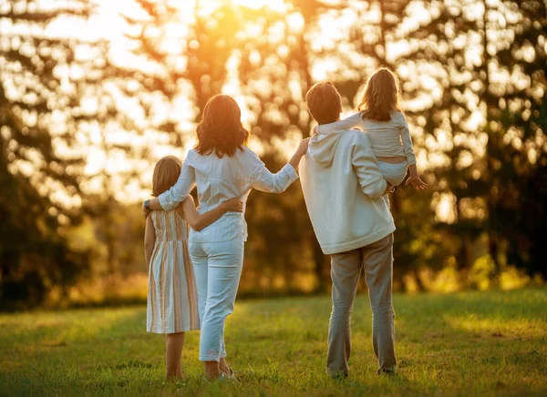 Famiglia Felice Tramonto Padre Madre Figli Corrono Divertono Godono Serata — Foto Stock