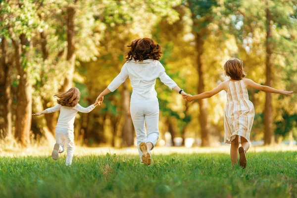 Glückliche Familie Bei Sonnenuntergang Mutter Und Kinder Rennen Haben Spaß — Stockfoto