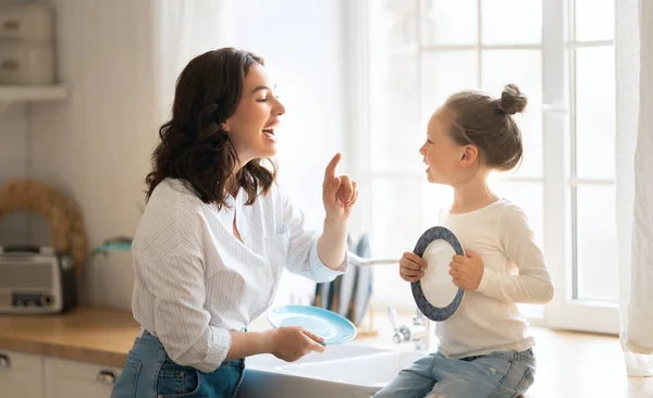 Feliz Dia Mamãe Sua Filha Criança Menina Estão Brincando Sorrindo — Fotografia de Stock