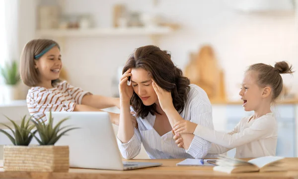 Een Vrouw Die Aan Een Laptop Werkt Rumoerige Kinderen Thuiswerk — Stockfoto