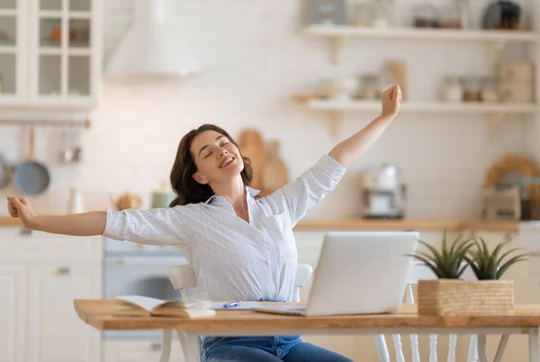 Gelukkige Jonge Vrouw Werken Online Kijken Webinar Podcast Laptop Afstand — Stockfoto