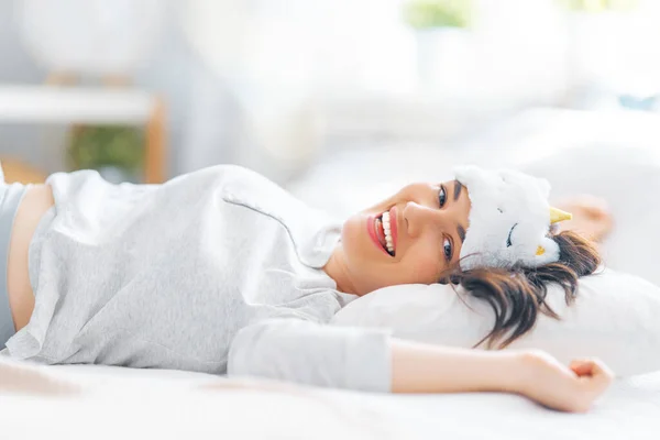 Hermosa Joven Mujer Está Despertando Dormitorio Casa — Foto de Stock