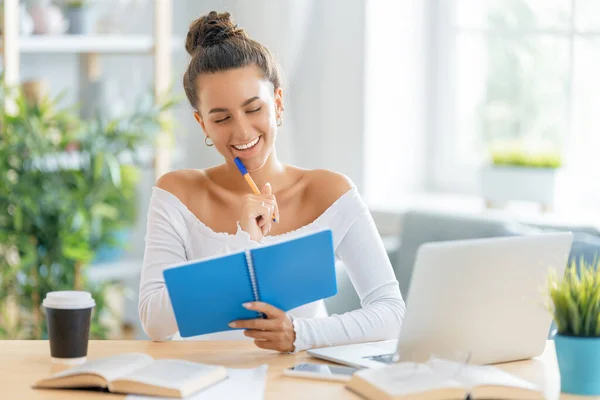 Gericht Jonge Zakenvrouw Studeren Online Kijken Webinar Podcast Laptop Notities — Stockfoto