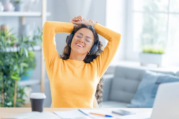 Gericht Jonge Zakenvrouw Studeren Online Kijken Webinar Podcast Laptop Notities — Stockfoto