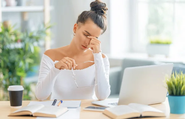 Jonge Zakenvrouw Die Online Studeert Webinar Kijkt Podcast Laptop Hoofdpijn — Stockfoto