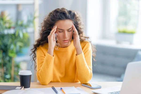 Joven Mujer Negocios Que Estudia Línea Viendo Webinar Podcast Ordenador —  Fotos de Stock