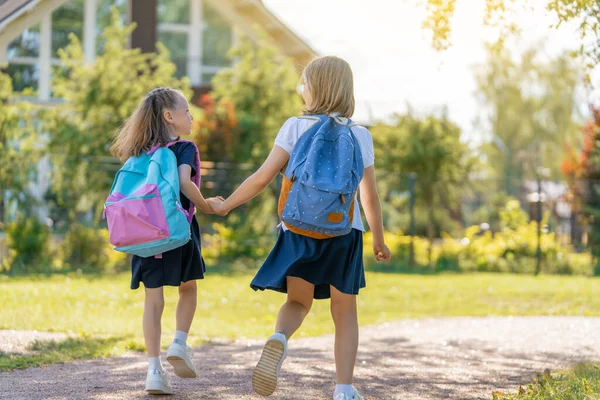 小学的学生 外面背着背包的女孩 开始上课 秋天的第一天 — 图库照片