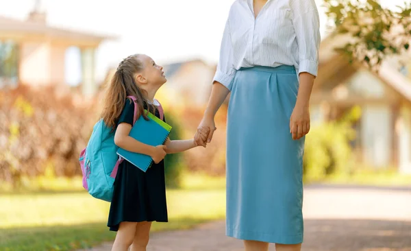 Ouder Leerling Van Lagere School Gaan Hand Hand Vrouw Meisje — Stockfoto