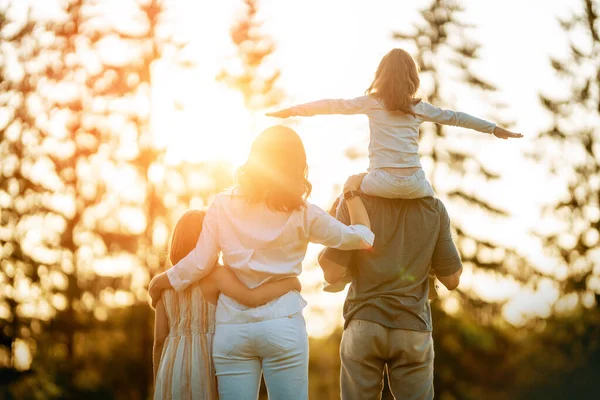 Ευτυχισμένη Οικογένεια Ηλιοβασίλεμα Πατέρας Μητέρα Και Παιδιά Τρέχουν Διασκεδάζοντας Και — Φωτογραφία Αρχείου