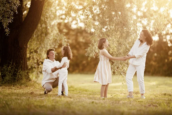 Glückliche Familie Bei Sonnenuntergang Vater Mutter Und Kinder Laufen Haben — Stockfoto