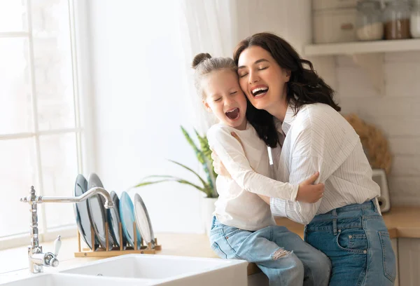 Feliz Dia Mamãe Sua Filha Criança Menina Estão Brincando Sorrindo — Fotografia de Stock