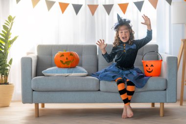 Balkabağı oyan şirin bir çocuk. Mutlu kız Cadılar Bayramı için hazırlanıyor. Evdeki komik çocuk.. 