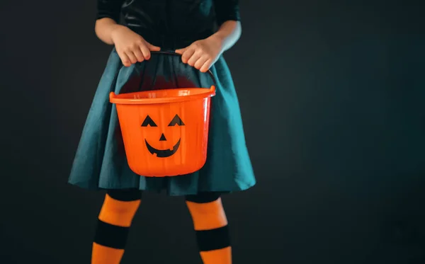 Feliz Halloween Linda Niña Traje Bruja Con Cesta Para Dulces —  Fotos de Stock