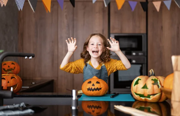 Balkabağı Oyan Şirin Bir Kız Çocuğu Mutlu Aile Cadılar Bayramı — Stok fotoğraf