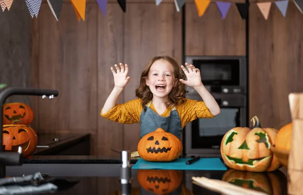 Menina Bonito Com Escultura Abóbora Família Feliz Preparando Para Halloween — Fotografia de Stock