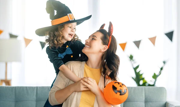 Familia Feliz Preparándose Para Halloween Madre Hijo Con Disfraces Carnaval — Foto de Stock