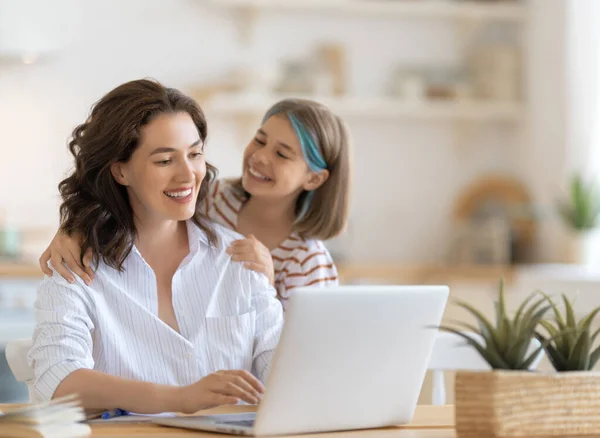 Madre Joven Con Hijo Trabajando Computadora Familia Casa Trabajo Remoto —  Fotos de Stock