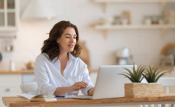 快乐的年轻女性在网上工作 观看网络研讨会 在笔记本电脑上播客 在家里进行远程交谈 — 图库照片