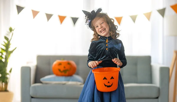 Criança Bonita Com Abóbora Esculpida Menina Feliz Preparando Para Halloween — Fotografia de Stock