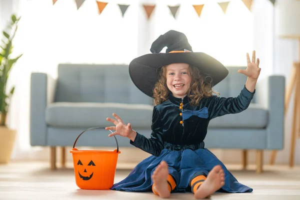 Criança Bonita Com Abóbora Esculpida Menina Feliz Preparando Para Halloween — Fotografia de Stock