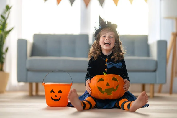 Criança Bonita Com Abóbora Esculpida Menina Feliz Preparando Para Halloween — Fotografia de Stock