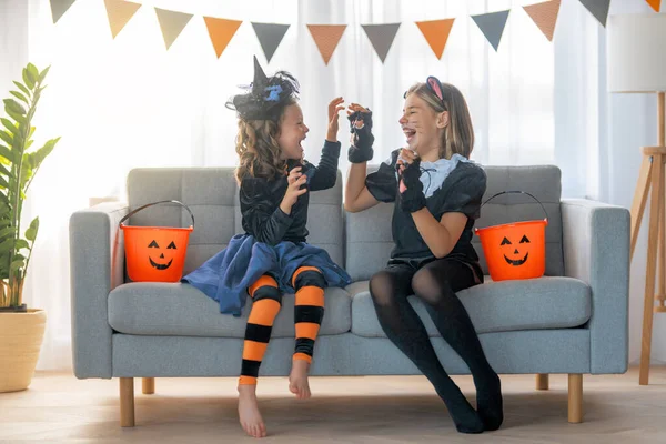 Meninas Crianças Bonitos Trajes Carnaval Família Feliz Preparando Para Halloween — Fotografia de Stock