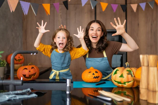 Feliz Dia Das Bruxas Mãe Filha Esculpir Abóbora Família Preparando — Fotografia de Stock