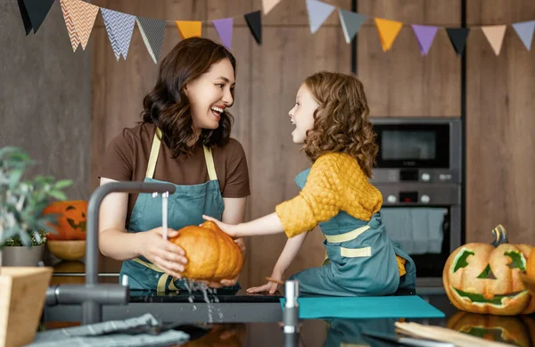 Feliz Dia Das Bruxas Mãe Filha Esculpir Abóbora Família Preparando — Fotografia de Stock