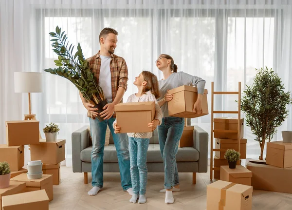 Glad Ung Familj Flyttar Till Lägenhet Föräldrar Och Dotter Med — Stockfoto