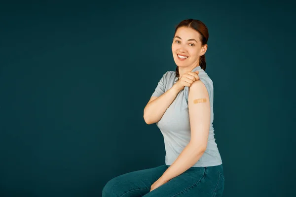 予防接種後の若い女性 ウイルス対策 Covid 2019 — ストック写真