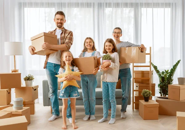 Jovem Família Feliz Vai Mudar Para Novo Apartamento Pais Filhas — Fotografia de Stock