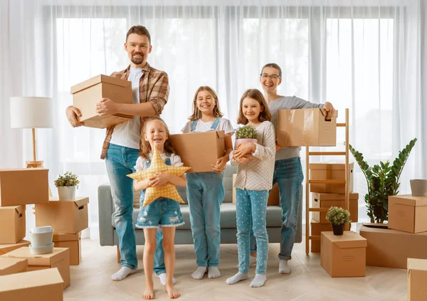 Joyeux Jeune Famille Déménagent Dans Nouvel Appartement Parents Filles Avec — Photo