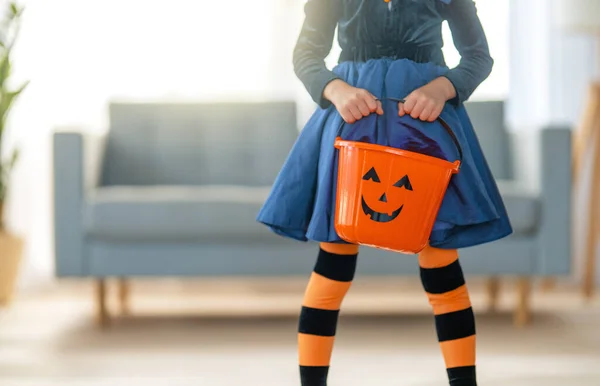 Fijne Halloween Schattig Klein Kind Met Een Mand Voor Snoep — Stockfoto