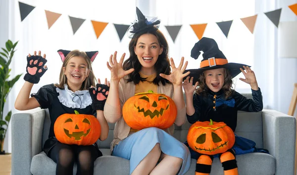 Familia Feliz Preparándose Para Halloween Madre Hijos Con Disfraces Carnaval — Foto de Stock