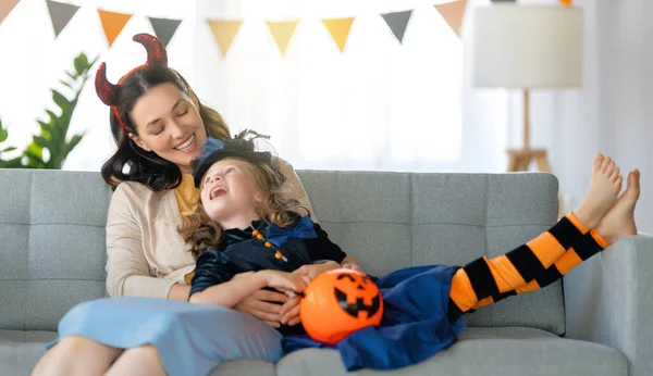 Família Feliz Preparando Para Halloween Mãe Criança Trajes Carnaval Casa — Fotografia de Stock
