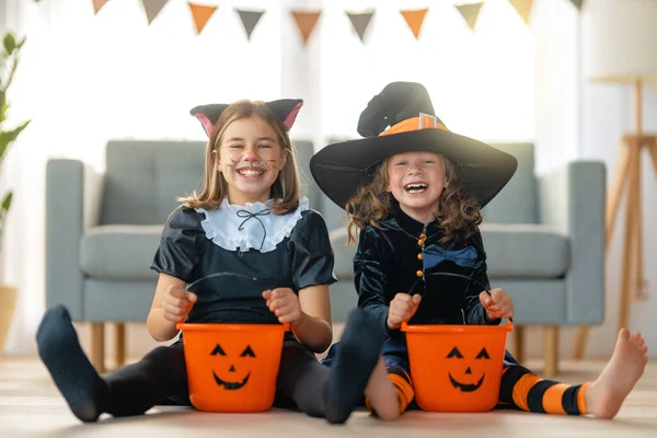 Милые Маленькие Девочки Карнавальных Костюмах Счастливая Семья Готовится Хэллоуину Смешные — стоковое фото