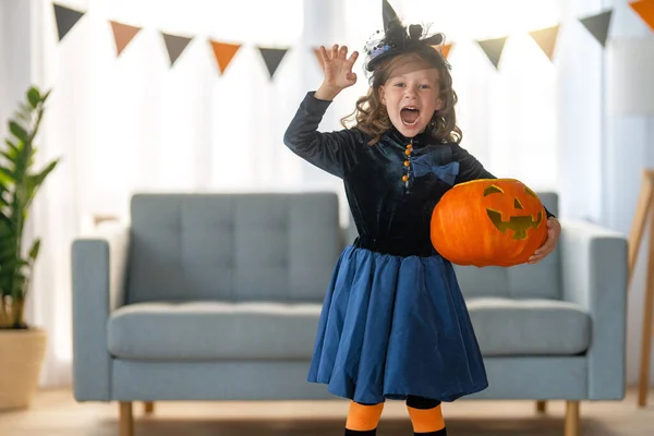 Criança Bonita Com Abóbora Esculpida Menina Feliz Preparando Para Halloween — Fotografia de Stock