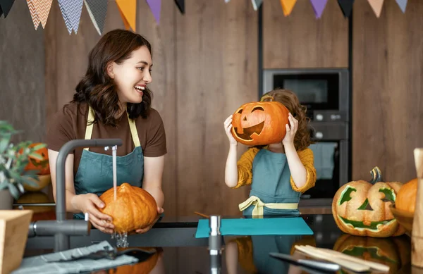 Frohes Halloween Mutter Und Tochter Schnitzen Kürbis Familie Bereitet Sich — Stockfoto