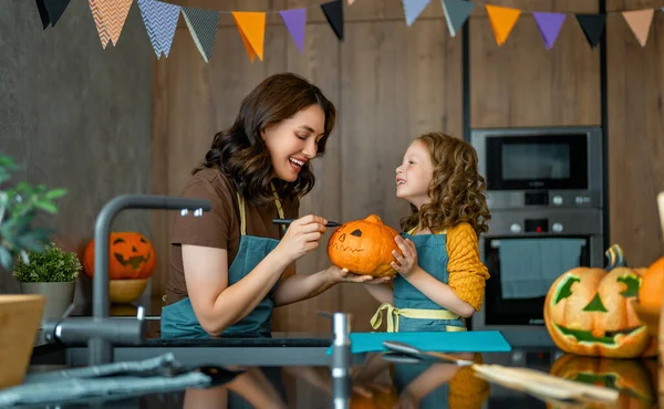 Frohes Halloween Mutter Und Tochter Schnitzen Kürbis Familie Bereitet Sich — Stockfoto