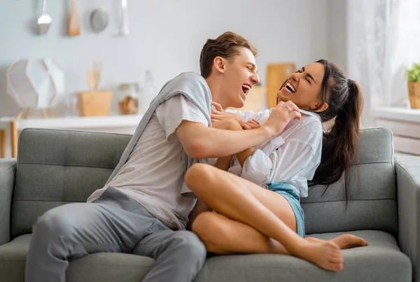 Mutlu Genç Bir Çiftin Portresi Evde Eğleniyor Sarılıyor — Stok fotoğraf