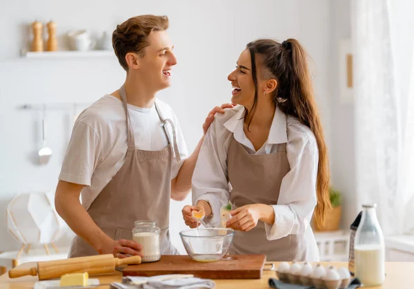 Felice Coppia Amorevole Sta Preparando Pasticceria Cucina — Foto Stock