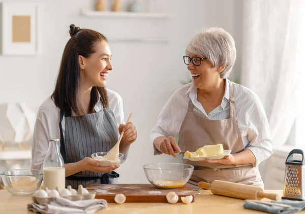 Mutfakta Mutlu Bir Aile Anne Yetişkin Kızı Pasta Hazırlıyorlar — Stok fotoğraf