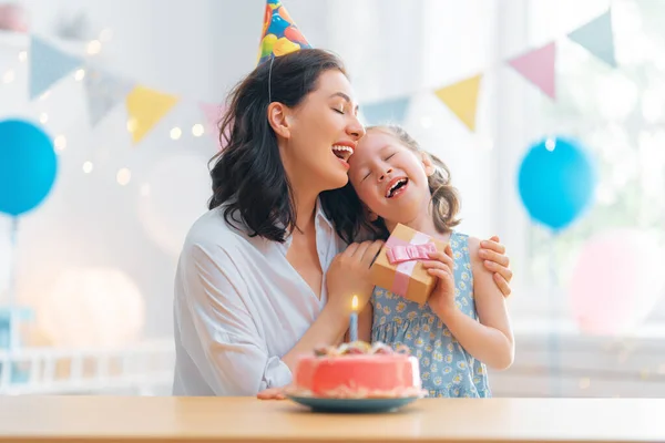 Miúdo Está Apagar Velas Bolo Mãe Filha Estão Comemorando Aniversário — Fotografia de Stock