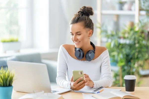 Skupiona Młoda Bizneswoman Studiuje Online Ogląda Webinarium Podcast Laptopie Robi — Zdjęcie stockowe