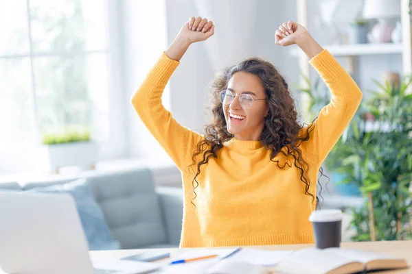 Gericht Jonge Zakenvrouw Studeren Online Kijken Webinar Podcast Laptop Notities — Stockfoto