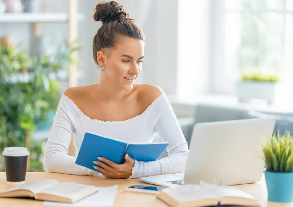 Gericht Jonge Zakenvrouw Studeren Online Kijken Webinar Podcast Laptop Notities — Stockfoto