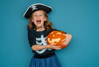 Mutlu Cadılar Bayramı! Mavi duvar arkasında, korsan kostümlü, sevimli, gülen kız.. 