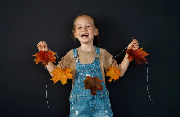 Uma Criança Fazendo Uma Grinalda Decoração Outono Folhas Amareladas Ambiente — Fotografia de Stock