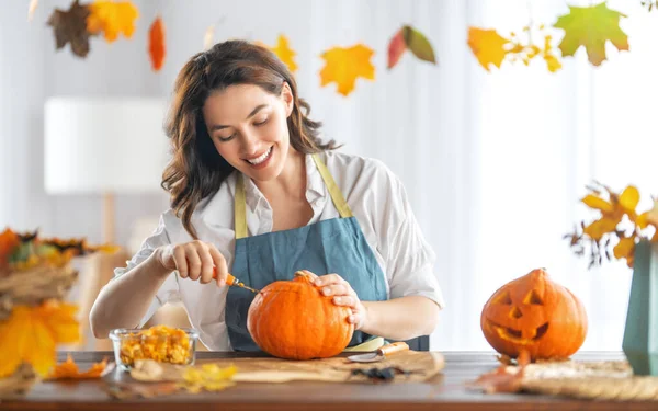 Šťastný Halloween Mladá Žena Krájí Dýni Rodinná Příprava Dovolenou — Stock fotografie