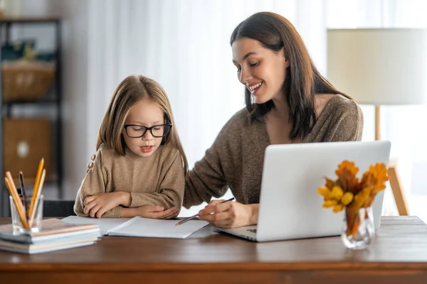 Zurück Zur Schule Glückliche Kinder Und Erwachsene Sitzen Schreibtisch Mädchen — Stockfoto